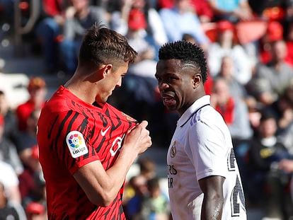 Mallorca's Spanish defender Antonio Jose Raillo (L) argues with Real Madrid's Brazilian forward Vinicius Junior during the Spanish League football match between RCD Mallorca and Real Madrid at the Visit Mallorca stadium in Palma de Mallorca on February 5, 2023. (Photo by JAIME REINA / AFP)