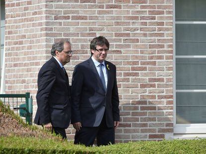 El expresidente catalán, Carles Puigdemont, con el actual presidente, Quim Torra, en su casa en Waterloo, en una foto de archivo.