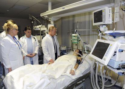 Putin visita a Komissarova tras su accidente.