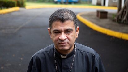 Rolando Álvarez, obispo de la diócesis de Matagalpa y Esteli, cerca de la iglesia en la que estaba refugiado, el 20 de mayo de 2022.