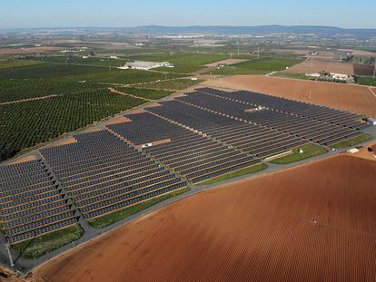 Planta fotovoltaica en Brenes (Sevilla), perteneciente a la Comunidad de Regantes del Valle inferior del Guadalquivir.