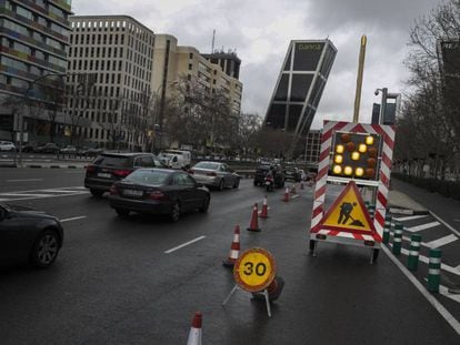 Atasco a la entrada del tunel de Plaza de Castilla de Madrid. 