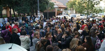 Padres, alumnos y profesores del colegio público Cervantes de Godella, ayer, en la protesta contra los recortes del Consell.