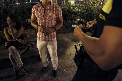 La Polic&iacute;a Municipal multa a un joven por consumir alcohol en la calle.