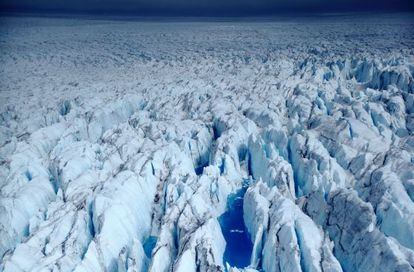 Un glaciar en la Ant&aacute;rtida, fotografiado desde un helic&oacute;ptero a 30 metros de altura.