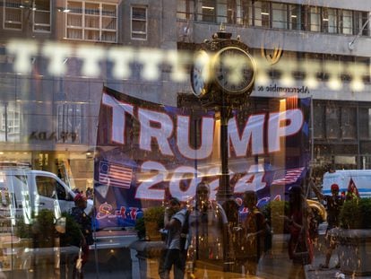 Un cartel sobre la probable carrera a la reelección en 2024, este martes en la sede de la Organización Trump en Nueva York.