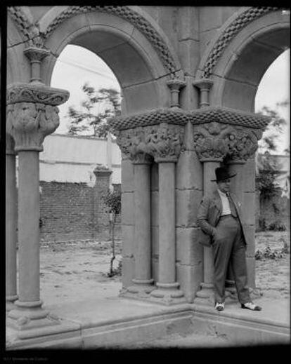 El anticuario Ignacio Martínez fotografiado por Vicente Moreno junto al claustro cuando estaba en Madrid.