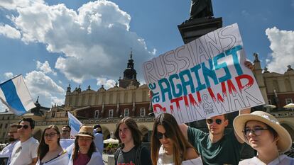 Miembros de la diáspora rusa en Cracovia, Polonia, protestan contra la ofensiva de Putin en Ucrania, el pasado 12 de junio.