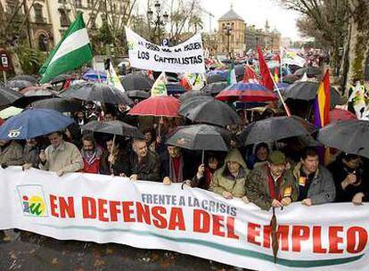 Cayo Lara y Diego Valderas (centro), junto a otros dirigentes, encabezan la manifestación ayer en Sevilla.