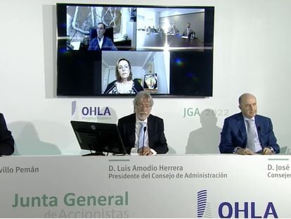 De izquierda a derecha, José María del Cuvillo, secretario de OHLA,  Luis Amodio, presidente, y José Antonio Fernández Gallar, consejero delegado, en la junta celebrada este jueves.