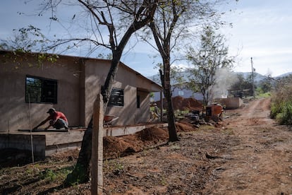 Los excombatientes de las FARC construyen casas y buscan una nueva vida con el constante miedo de ser asesinados.