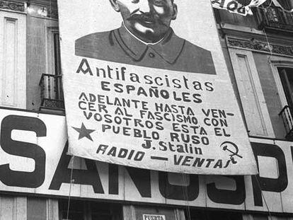 Retrato de Stalin en la Puerta del Sol de Madrid en noviembre de 1936.