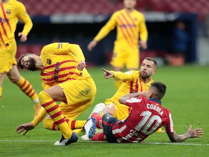 Momento en el que Correa se cae sobre Piqué y le lesiona.