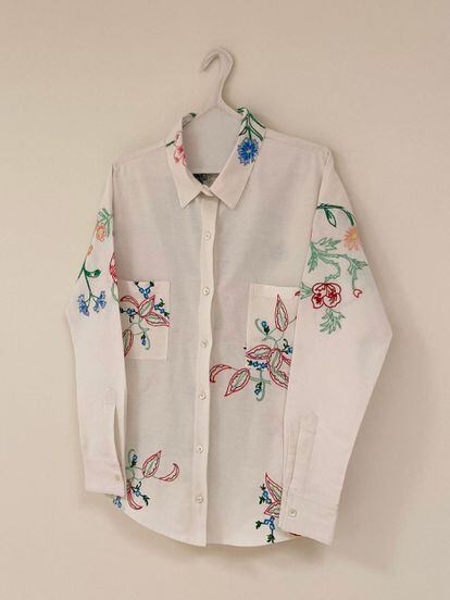 Esta camisa blanca de Après Ski es una pieza única, bordada de manera artesanal y confeccionada con una tela de un mantel antiguo. Ideal para las amantes de la artesanía y las que andan a la búsqueda de prendas especiales. 210€

 