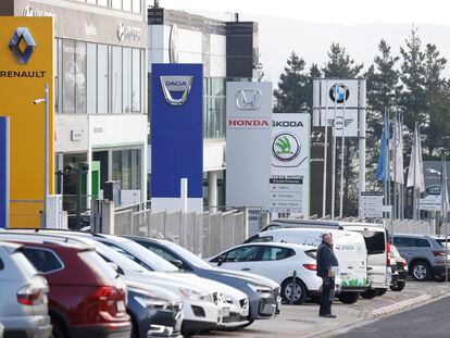 Diferentes concesionarios de ventas de coches eléctricos y de combustión en Bilbao.