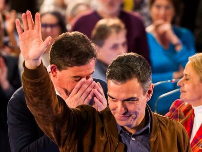 El presidente del Gobierno, Pedro Sánchez, junto al candidato a la Xunta de Galicia, José Ramón Gómez Besteiro, en el pabellón polideportivo de Fontiñas en Santiago de Compostela, el pasado 16 de febrero.