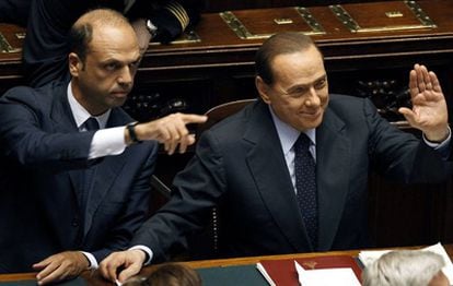 Silvio Berlusconi saluda en el Congreso.