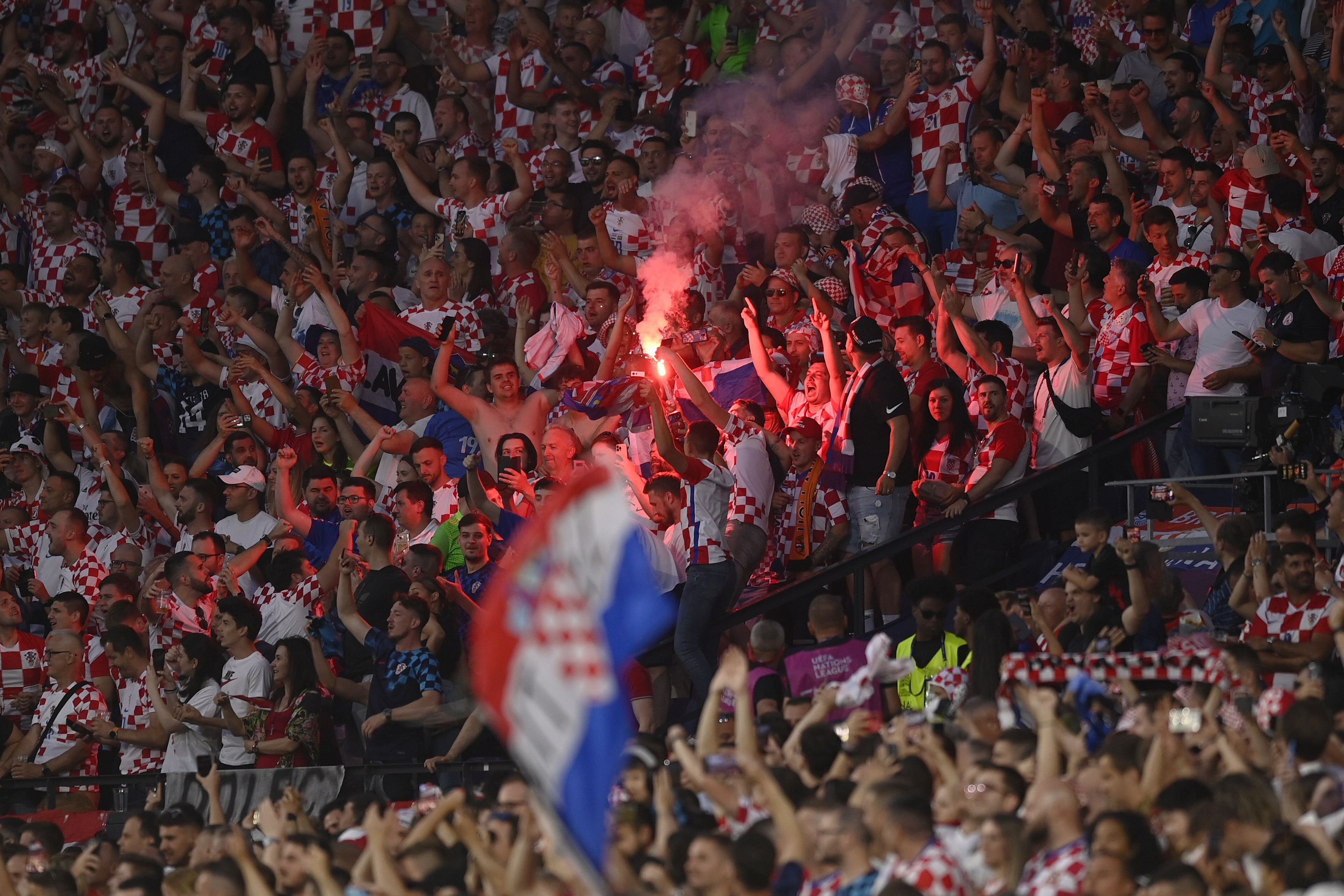 La afición de Croacia anima durante el partido.