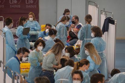 Vacunación el jueves pasado en una de las instalaciones deportivas de la Universidad de Sevilla.