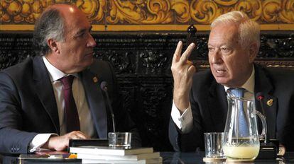 Garc&iacute;a-Margallo (derecha) conversa con el alcalde de Algeciras, este martes.