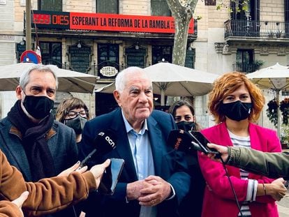 Ernest Maragall en el centro, el día que anunció, en la Rambla, su negativa a votar los presupuestos de Ada Colau.