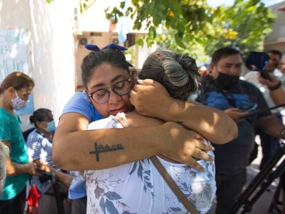 Familiares de víctimas se abrazan frente a los tribunales de Salta tras escuchar la condena por abuso sexual contra el exobispo de Orán Gustavo Zanchetta.