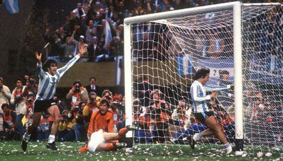 Kempes celebra el segundo gol de Argentina en la final contra Holanda.