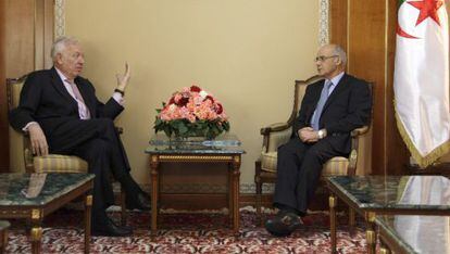 Margallo (izquierda), durante la reunión que ha mantenido con el primer ministro argelino Yusef Yusfi.
