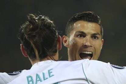 Cristiano Ronaldo celebra junto a Bale su primer gol (el del 0-2) al Borussia. 