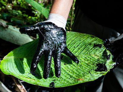 Mano manchada de petróleo. El 'Toxic Tour' pretende mostrar a los visitantes los enormes daños causados al medio ambiente durante años por las compañías petroleras.