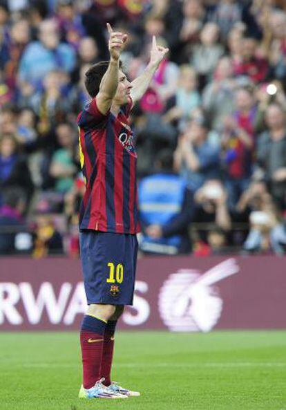 Messi festeja su r&eacute;cord con la afici&oacute;n del Camp Nou.