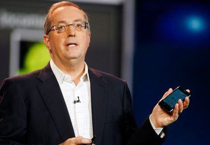 Paul Otellini, Intel, anuncia teléfonos con sus procesadores.