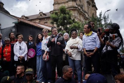 Acompañado de la vicepresidenta, Francia Márquez, y la primera dama, Verónica Alcocer, Gustavo Petro se ha unido a los manifestantes en Bogotá. En un discurso, el mandatario aprovechó para destacar el papel de la ciudadanía en su Gobierno. En la imagen, Petro ofrece un discurso durante la protesta de este miércoles. 
