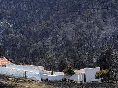 El cementerio de Osset, aldea de Andilla, logr&oacute; salvarse de las llamas. 