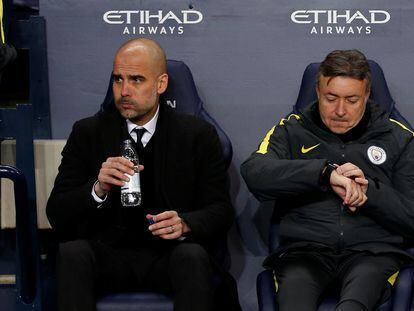 Guardiola y Torrent en el banquillo del Manchester City.