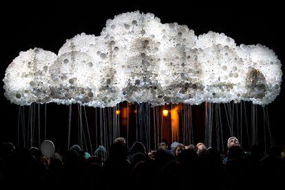 Un grupo de personas participan en la instalación interactiva 'Cloud' de los artistas canadienses, Caitlind RC Brown & Wayne Garrett, durante el festival 'The White Night', celebrado en Bratislava (Eslovaquia).