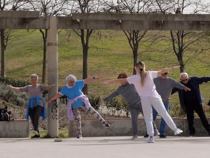 Gente mayor haciendo ejercicio en el parque del Tío Pío, en el distrito madrileño de Vallecas.