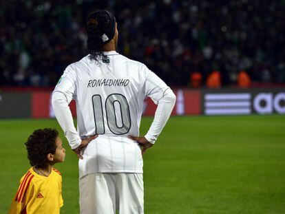 Ronaldinho, tras caer contra el Raja.