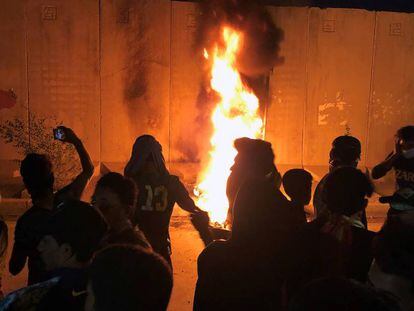 Manifestantes iraquíes prenden fuego a las afueras del consulado iraní, durante las protestas en Kerbala.