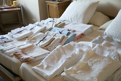 In one of the bedrooms of the house we find the sheets, blankets and quilts of the family.