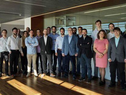 El equipo de Zeleros durante una reunión el pasado sábado en su sede, en Valencia. En vídeo, el anuncio del hyperloop.