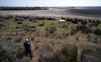 Un fotógrafo, en la laguna de Santa Olalla de Doñana. 