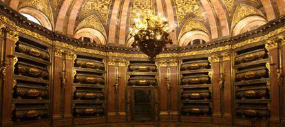 El Pante&oacute;n de Reyes del monasterio del Escorial albergar&aacute; los restos de los padres del rey Juan Carlos junto a los de 24 monarcas.