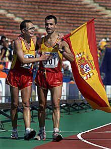 Jesús Ángel García Bragado (con la bandera española) recibe la felicitación de Valentí Massana.