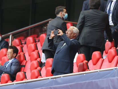 El primer ministro de Portugal, António Costa, toma una foto antes de un partido de fútbol, el pasado agosto, en Lisboa.