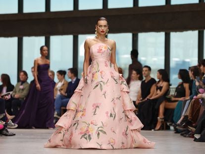 Irina Shayk desfilando para Carolina Herrera, la mañana del lunes 12 de febrero durante la semana de la moda de Nueva York.