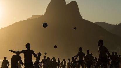 Un grupo de jóvenes juegan al fútbol en la playa de Ipanema, en Brasil, en enero de 2019.