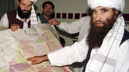 Jalaludin Haqqani señala un mapa de Afganistán, en 2001.