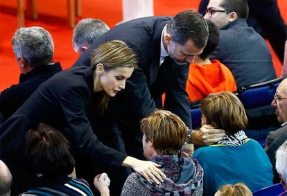 Los reyes Felipe y Letizia dan el pésame a los familiares de las víctimas del accidente de autocar en el que murieron 14 personas, en Bullas (Murcia), el 10 de noviembre de 2014.