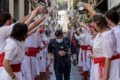 
El presidente de la Generalitat, Pere Aragonès, acudió este lunes a las celebraciones de la Festa de Sant Roc de Arenys de Mar. En la imagen, el dirigente es bendecido con agua perfumada por jóvenes de una agrupación de macips.